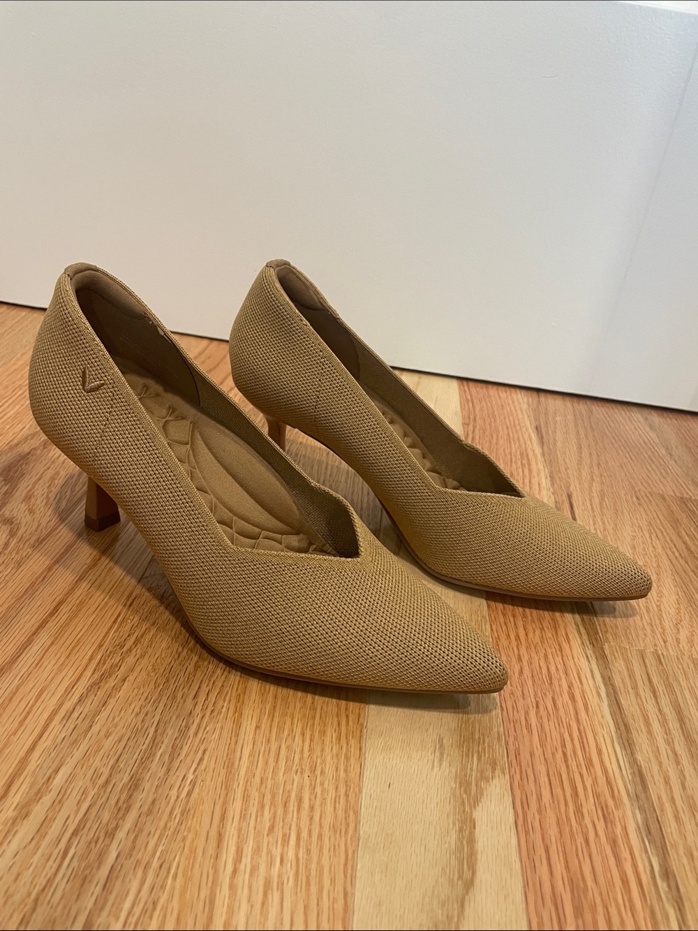 Vivaia Kitten Heel Pumps in Tan size 6.5 - Picture 3 of 9